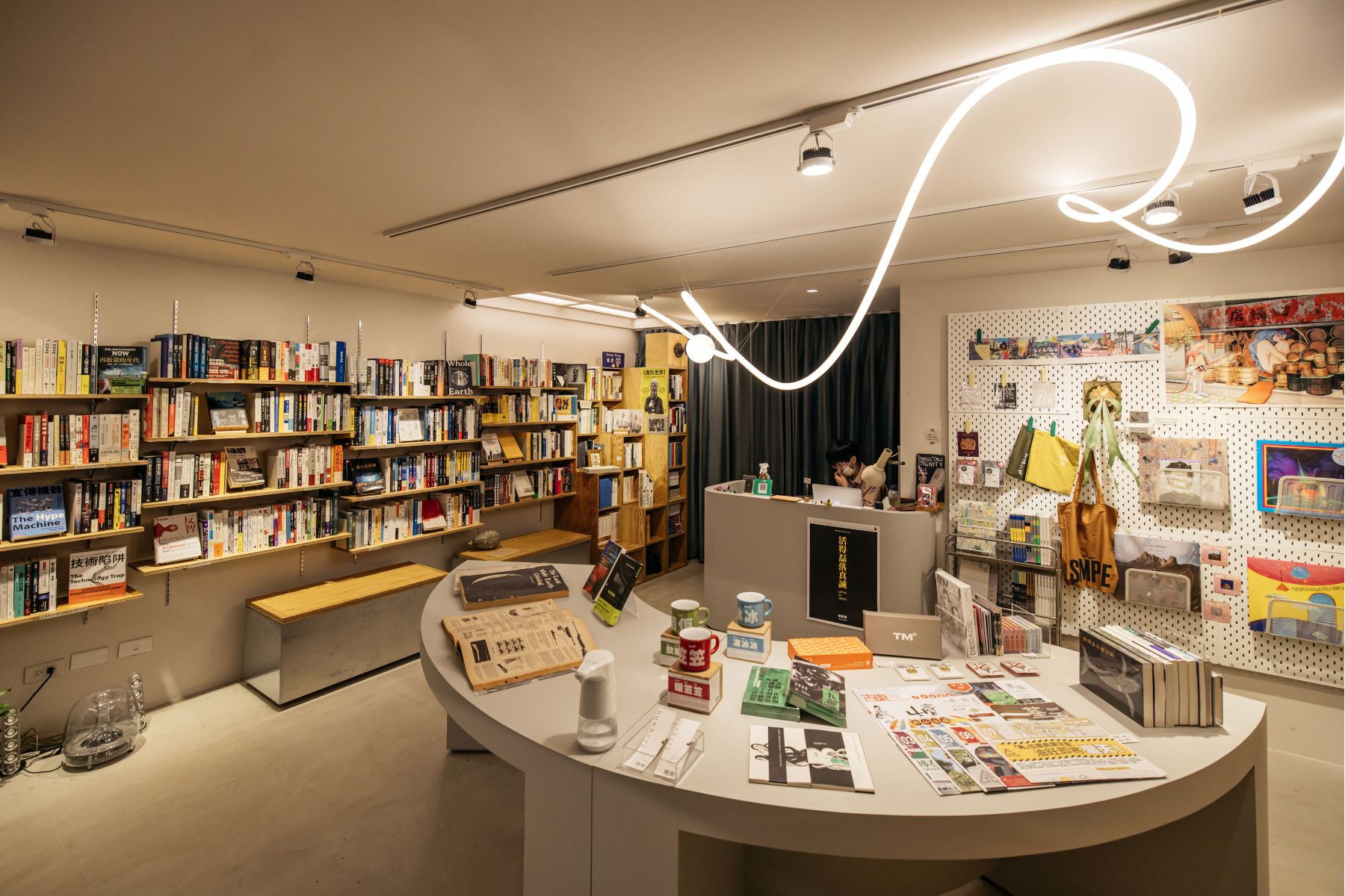 飛地書店：香港社群的存續地，文化能量的新生場