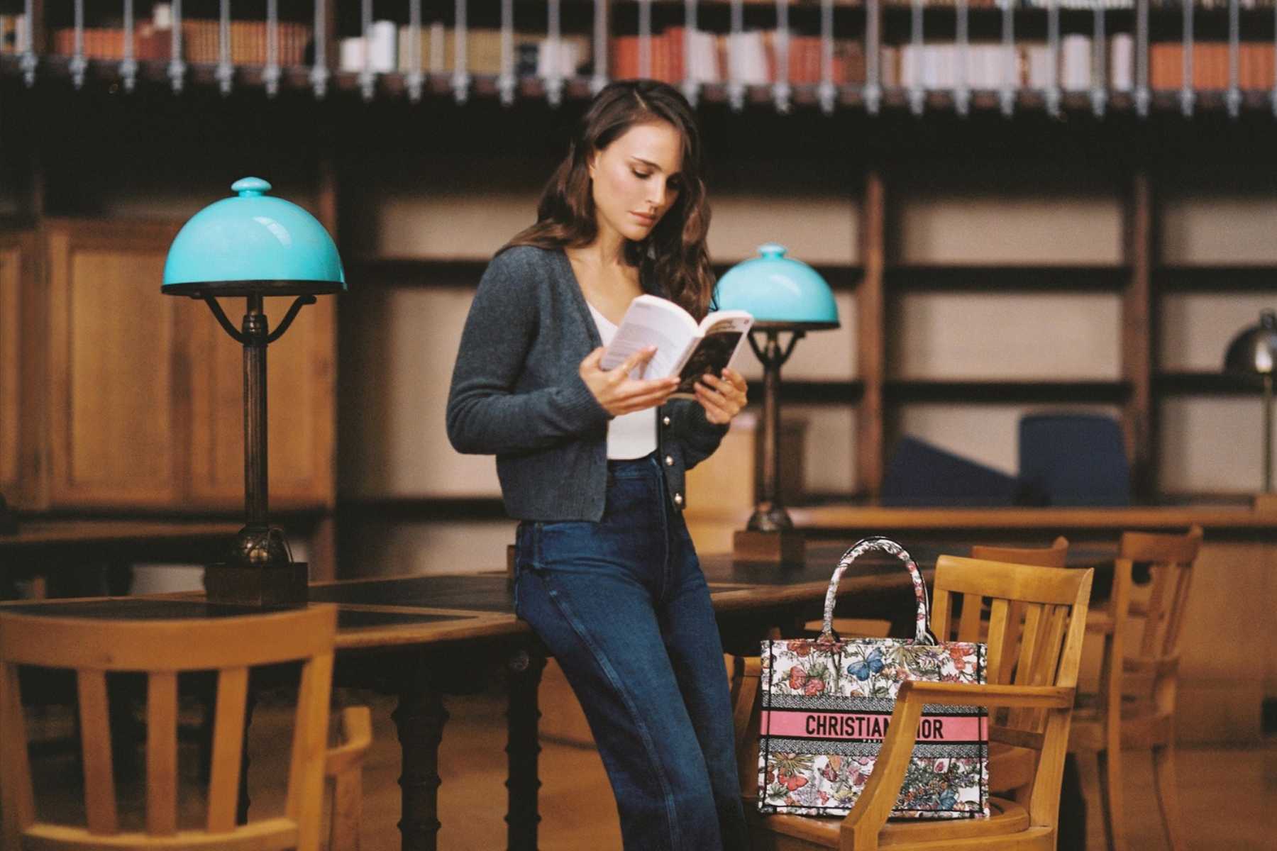 【VERSE書單】娜塔莉波曼在Dior托特包中的閱讀書單有哪些？